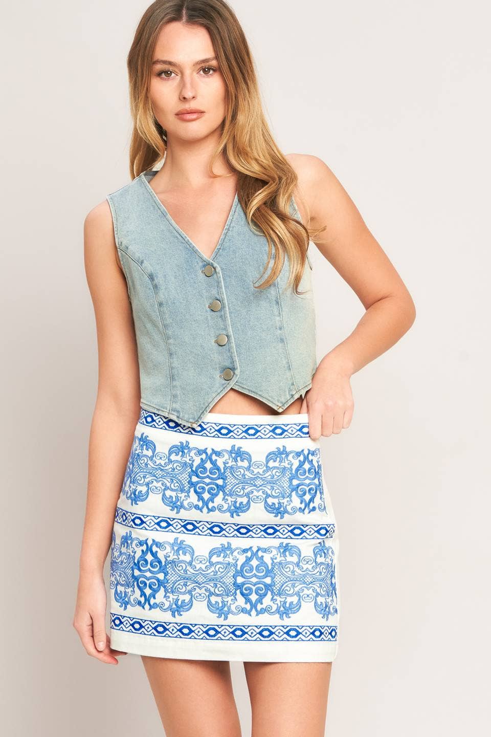 A solid woven embroidered mini skirt - IK7748