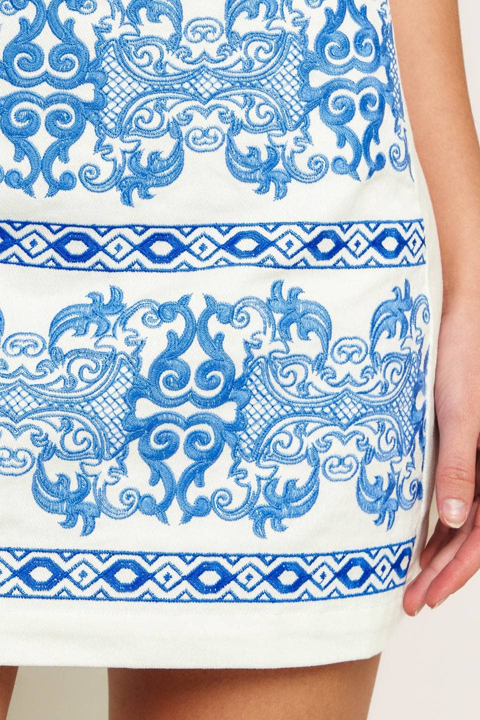 A solid woven embroidered mini skirt - IK7748